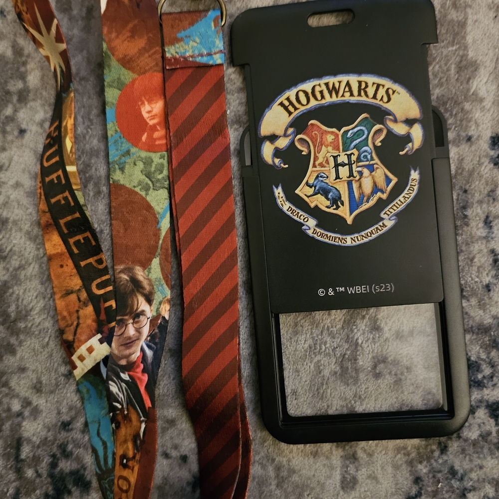 Harry Potter Hogwarts Lanyard with Badge Holder - Picture 3 of 4